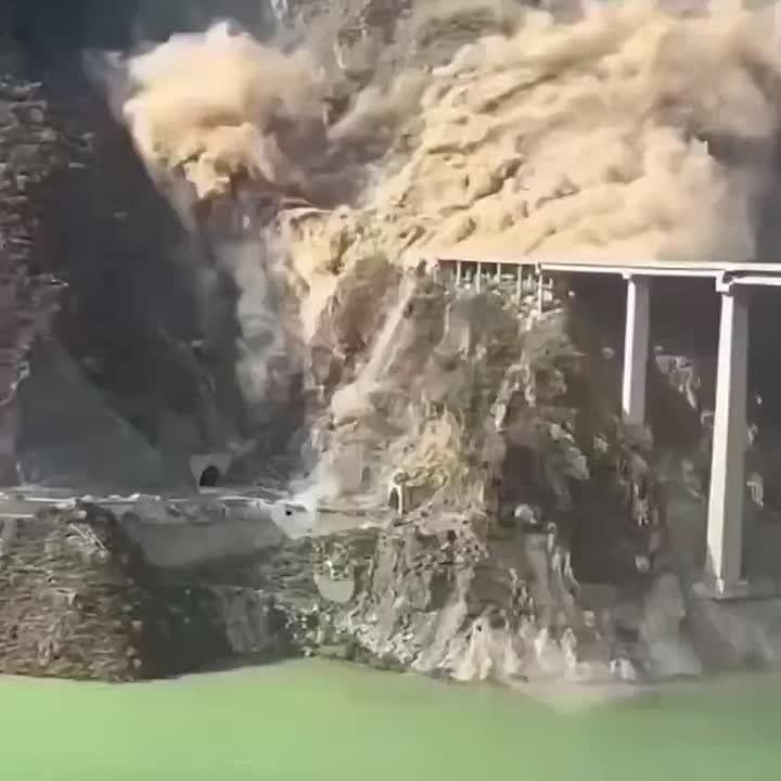 Тучи пыли и камней – в Китае рухнул высотный автомобильный мост
