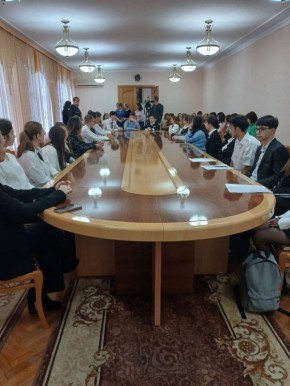 В Бендерах — День дублёра. Сегодня в госадминистрации города у руля — школьники! Старшеклассники бендерских школ на один день примерили на себя роли главы города, председателя горсовета, руководителей отделов и управлений