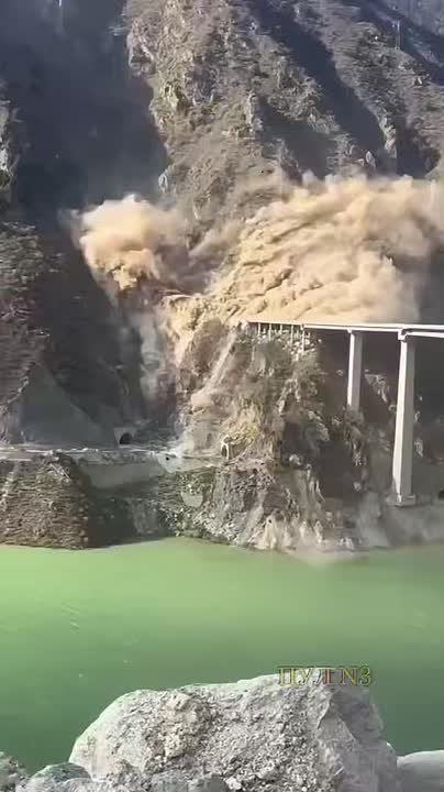 #МировыеНовости – В Китае рухнул автомобильный мост