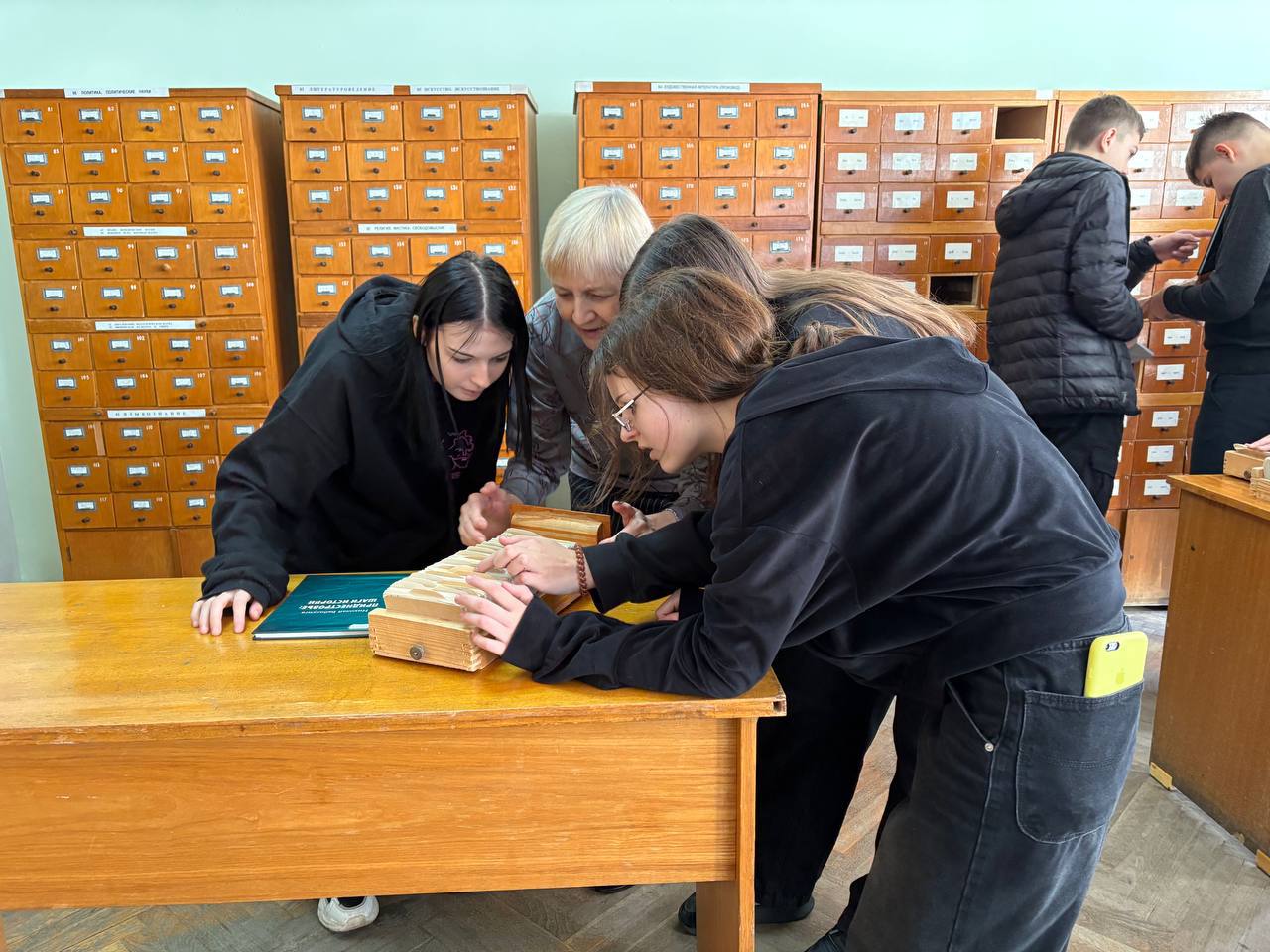 "Картотеки и каталоги". В столичной городской библиотеке имени Александра Сергеевича Пушкина прошел урок-практикум для восьмиклассников "Картотеки и каталоги как экскурсионные объекты, особенности работы со справочным... "Картотеки и каталоги". В столичной городской библиотеке имени Александра Сергеевича Пушкина прошел урок-практикум для восьмиклассников "Картотеки и каталоги как экскурсионные объекты, особенности работы со справочным...