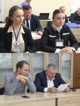 Школьницы Гарет София и Альбрехт Варвара на день стали председателем Бендерского горсовета и его заместителем