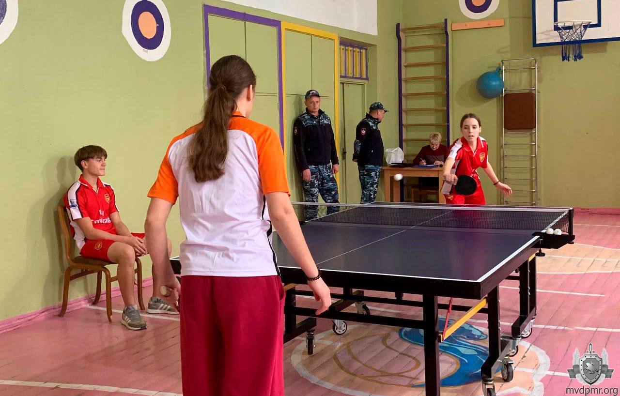 Сразились за теннисным столом Сразились за теннисным столом