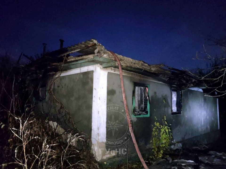 Пожар уничтожил дом в селе Садки, Каменский район Пожар уничтожил дом в селе Садки, Каменский район