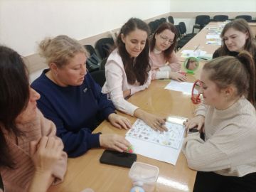 Сегодня в школе №2 имени А.С. Пушкина собрались те, кто помогает детям услышать и произнести мир — учителя-логопеды и дефектологи