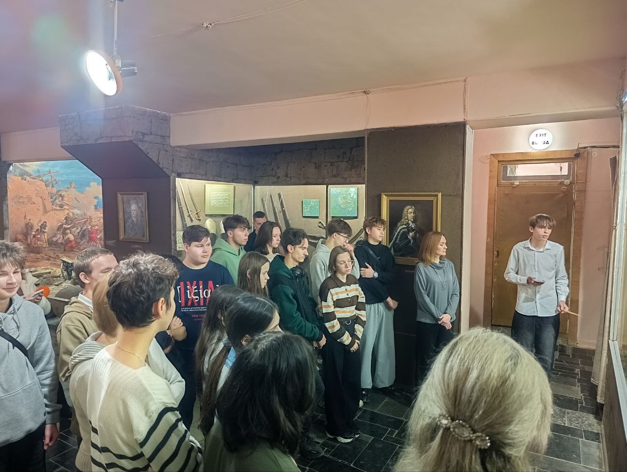 Дублёр-экскурсовод. В рамках Декады молодёжи в Бендерском историко-краеведческом музее прошла познавательная экскурсия для студентов Бендерского политехнического института Дублёр-экскурсовод. В рамках Декады молодёжи в Бендерском историко-краеведческом музее прошла познавательная экскурсия для студентов Бендерского политехнического института