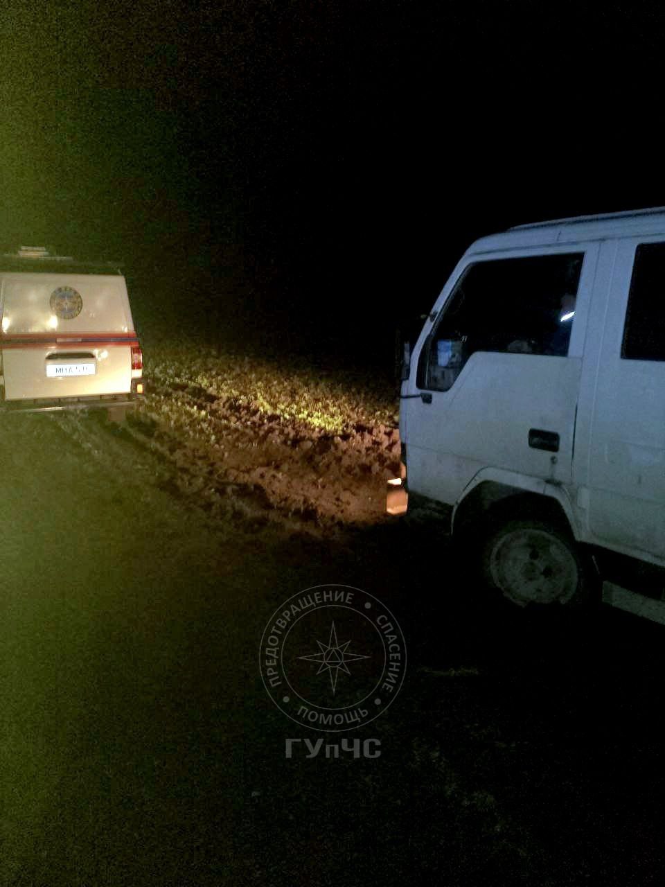 На фото спасение буса из грязи На фото спасение буса из грязи