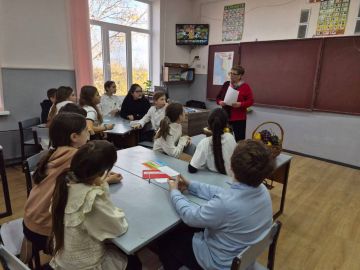 Сегодня в Бендерской школе №18 прошла увлекательная викторина «Золотая осень», организованная в рамках Недели науки и мира