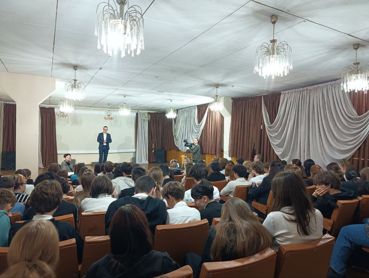 От идеи — к успеху!. В рамках Недели молодёжи в Центральной городской библиотеке прошла традиционная встреча старшеклассников и студентов с успешными предпринимателями города От идеи — к успеху!. В рамках Недели молодёжи в Центральной городской библиотеке прошла традиционная встреча старшеклассников и студентов с успешными предпринимателями города