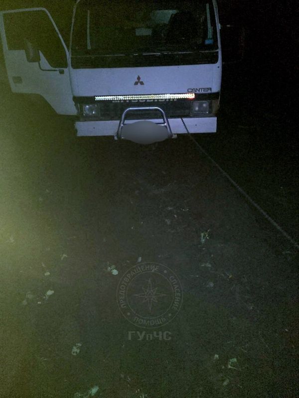 На фото спасение буса из грязи