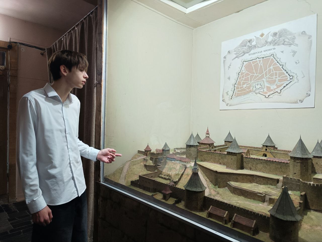 Дублёр-экскурсовод. В рамках Декады молодёжи в Бендерском историко-краеведческом музее прошла познавательная экскурсия для студентов Бендерского политехнического института