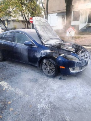 Потушили «Мазду». Автомобиль загорелся во время движения