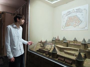 Дублёр-экскурсовод. В рамках Декады молодёжи в Бендерском историко-краеведческом музее прошла познавательная экскурсия для студентов Бендерского политехнического института