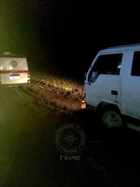 Бобик спасателей вчера ночью вытянул из грязи уже второй за неделю бус