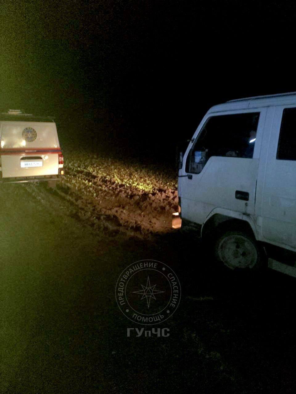 Застрявший бус, разбитое лобовое, поцарапанный автомобиль и ревнивый бывший — сводка МВД и ГУпЧС