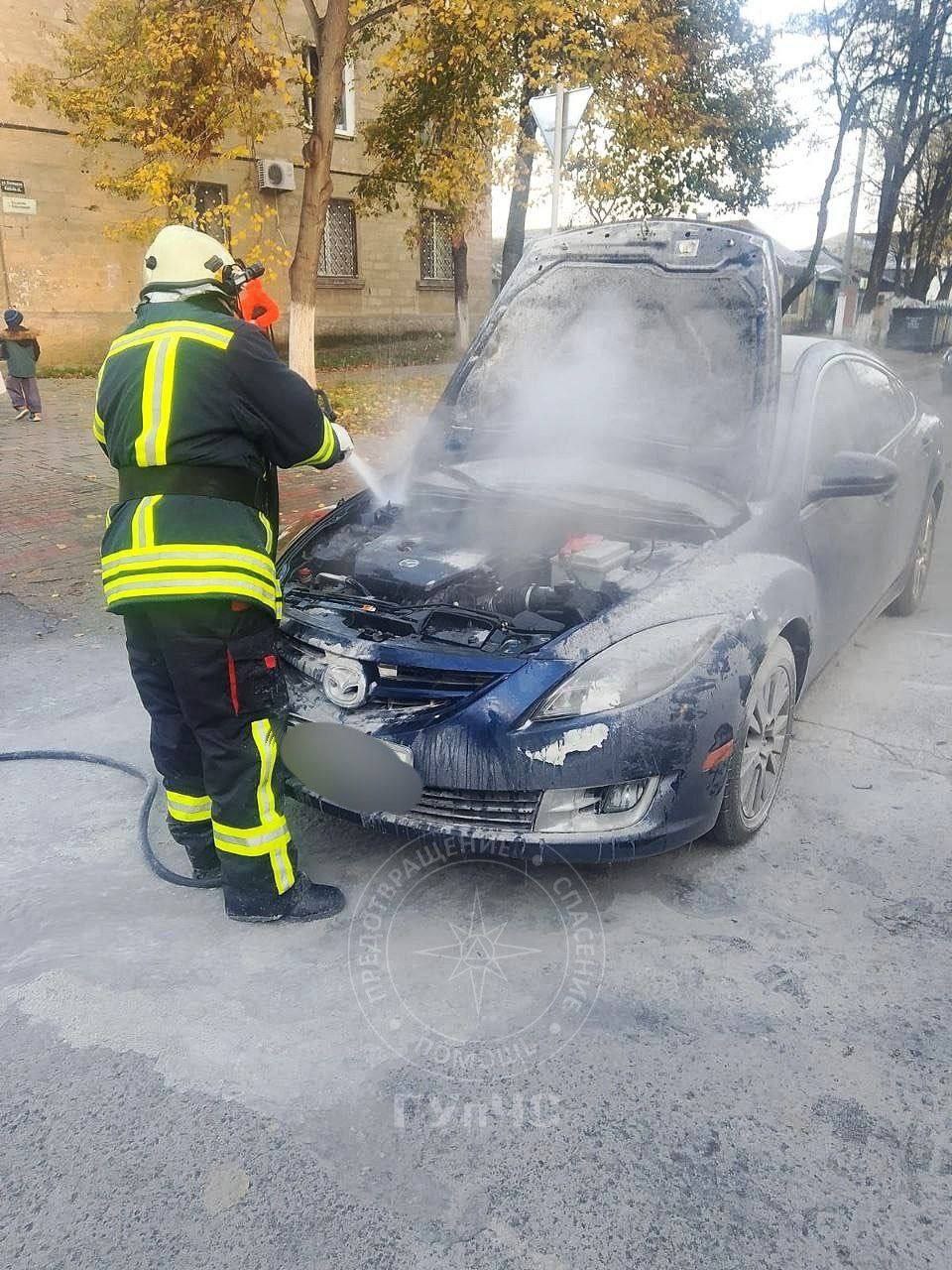 Потушили «Мазду». Автомобиль загорелся во время движения Потушили «Мазду». Автомобиль загорелся во время движения