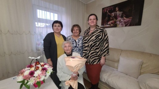 В Бендерах с 95-летием поздравили ветерана педагогического труда Брониславу Карбивскую