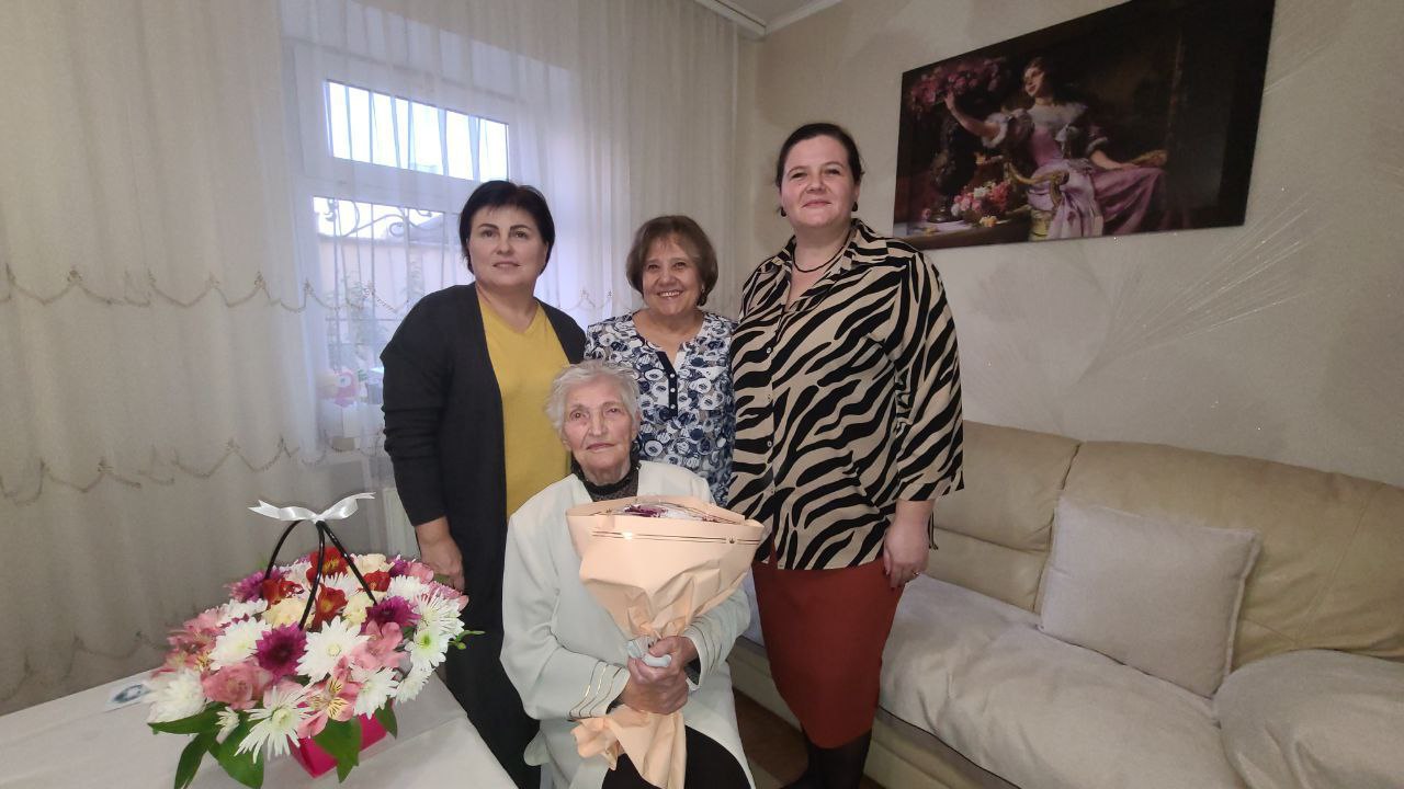В Бендерах с 95-летием поздравили ветерана педагогического труда Брониславу Карбивскую