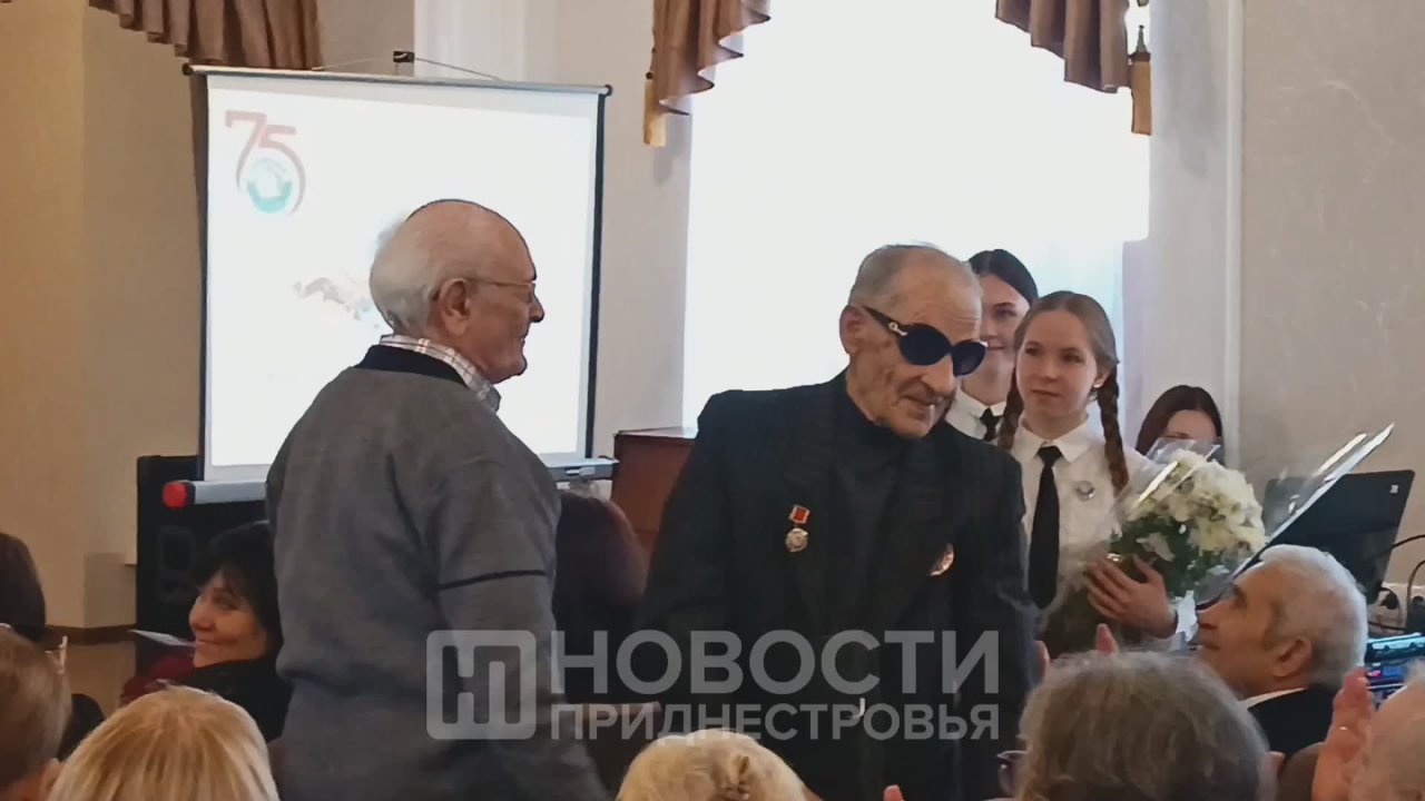 В честь 75-летия Бендерской гимназии №1 прошёл большой праздник с концертными номерами и награждением лучших педагогов