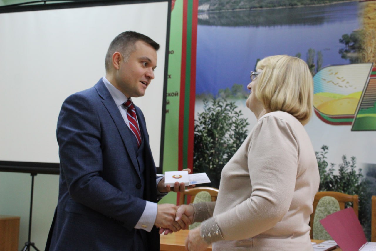 Сотрудникам Минсельхозприроды и работникам агрокомплекса вручили государственные награды — 16 ноября в Приднестровье отмечают День работника сельского хозяйства и перерабатывающей промышленности Сотрудникам Минсельхозприроды и работникам агрокомплекса вручили государственные награды — 16 ноября в Приднестровье отмечают День работника сельского хозяйства и перерабатывающей промышленности