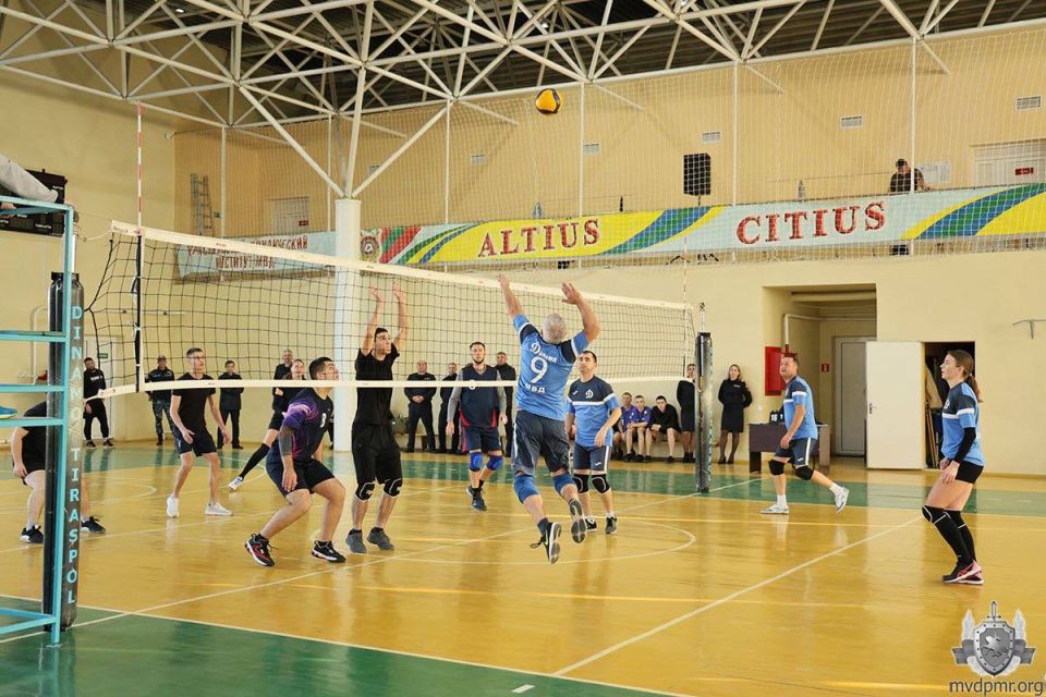 Битва за кубок МВД. В спорткомплексе ТЮИ царила настоящая боевая атмосфера – здесь прошёл Чемпионат МВД ПМР по волейболу, посвящённый Дню милиции Битва за кубок МВД. В спорткомплексе ТЮИ царила настоящая боевая атмосфера – здесь прошёл Чемпионат МВД ПМР по волейболу, посвящённый Дню милиции
