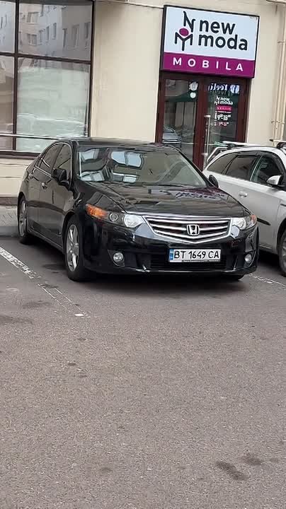 Украинский блогер заснял, сколько машин на украинских номерах он нашёл в одном из дворов Кишинёва - практически все машины на видео приехали из Одессы