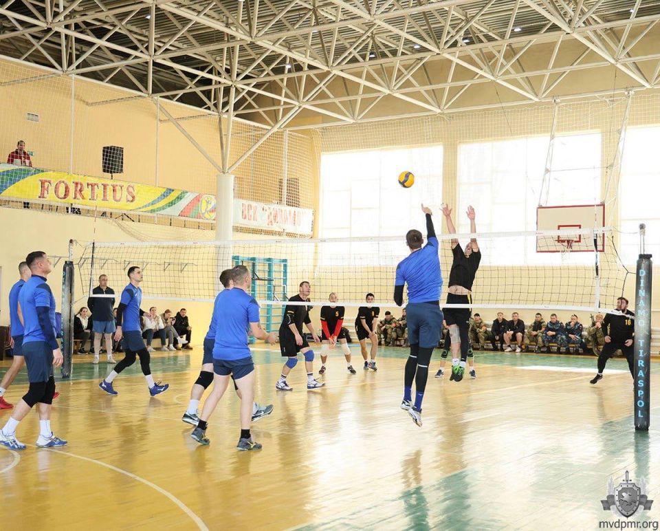 Битва за кубок МВД. В спорткомплексе ТЮИ царила настоящая боевая атмосфера – здесь прошёл Чемпионат МВД ПМР по волейболу, посвящённый Дню милиции Битва за кубок МВД. В спорткомплексе ТЮИ царила настоящая боевая атмосфера – здесь прошёл Чемпионат МВД ПМР по волейболу, посвящённый Дню милиции
