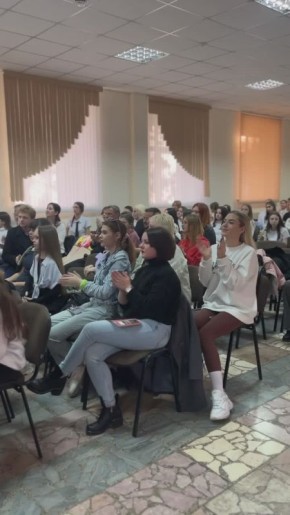 Сегодня в школе №9 царила особенная атмосфера — яркая, праздничная и по-настоящему творческая