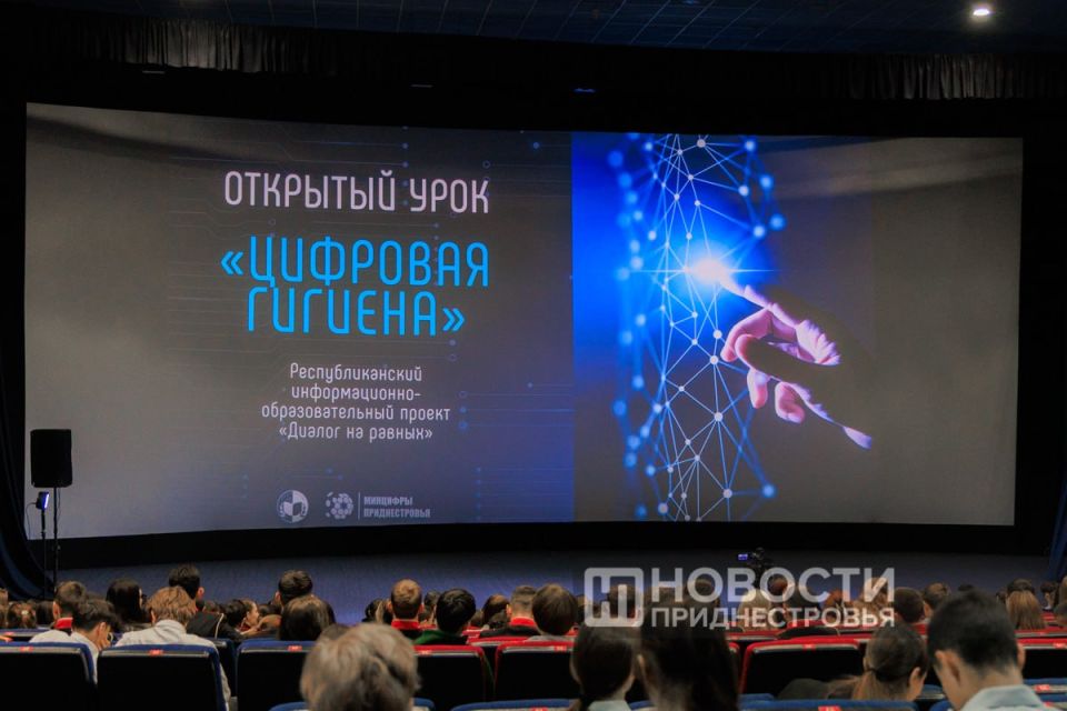 Как защитить персональные данные, в чем опасность дипфейков и телефонного мошенничества, как использовать ИИ и почему важно помнить о проверке информации — наш обзорный текст о лекции главы Минцифры по цифровой гигиене