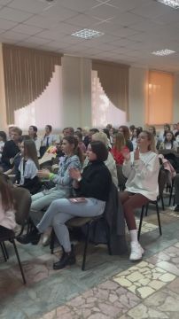 Сегодня в школе №9 царила особенная атмосфера — яркая, праздничная и по-настоящему творческая