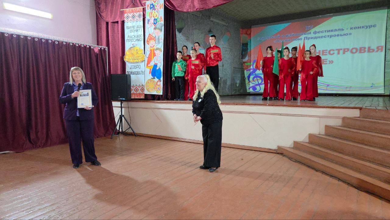 Вокальный коллектив «Пятнашки» школы №15 Бендер стал обладателем Гран-при XV фестиваля-конкурса «Песню пою Приднестровью», который прошёл в Рыбнице Вокальный коллектив «Пятнашки» школы №15 Бендер стал обладателем Гран-при XV фестиваля-конкурса «Песню пою Приднестровью», который прошёл в Рыбнице