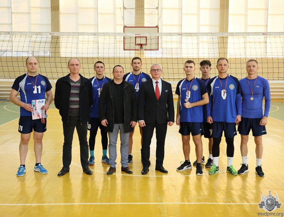 Битва за кубок МВД. В спорткомплексе ТЮИ царила настоящая боевая атмосфера – здесь прошёл Чемпионат МВД ПМР по волейболу, посвящённый Дню милиции Битва за кубок МВД. В спорткомплексе ТЮИ царила настоящая боевая атмосфера – здесь прошёл Чемпионат МВД ПМР по волейболу, посвящённый Дню милиции