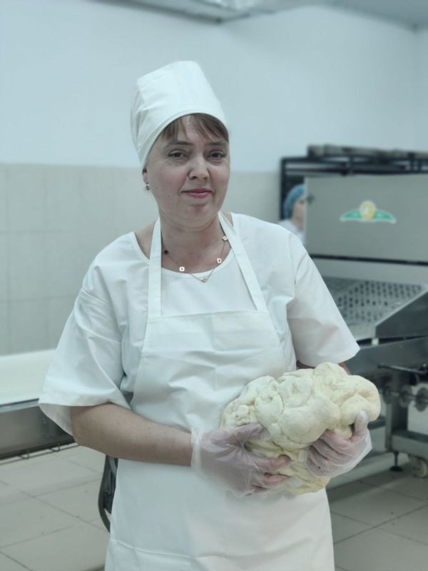 Светлана Кириченко, тестовод кондитерского цеха ОАО «Бендерский хлеб», сегодня также награждена медалью «За отличие в труде»