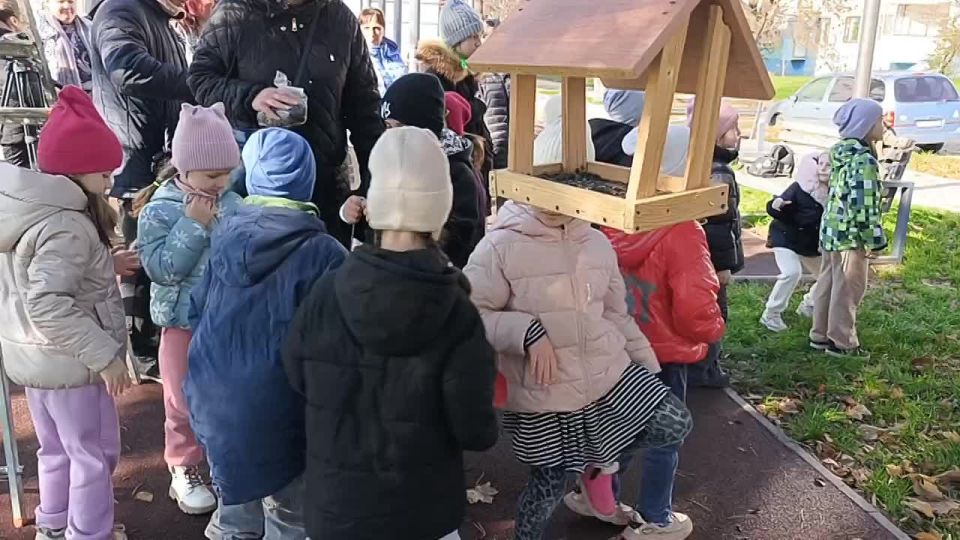 В Хомутяновском сквере сегодня появились 13 новых кормушек и скворечников Стальные, деревянные, расписанные в разных техниках и даже «кукольные», словно из дома Барби. Акция «Покормите птиц зимой» проходит в рамках Декады...