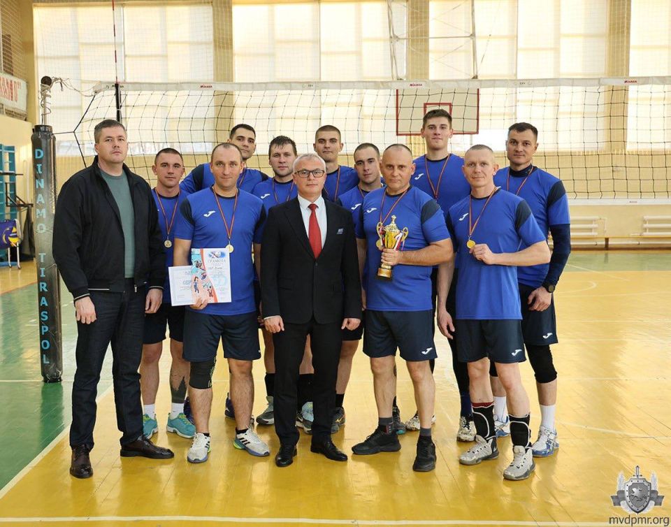 Битва за кубок МВД. В спорткомплексе ТЮИ царила настоящая боевая атмосфера – здесь прошёл Чемпионат МВД ПМР по волейболу, посвящённый Дню милиции Битва за кубок МВД. В спорткомплексе ТЮИ царила настоящая боевая атмосфера – здесь прошёл Чемпионат МВД ПМР по волейболу, посвящённый Дню милиции