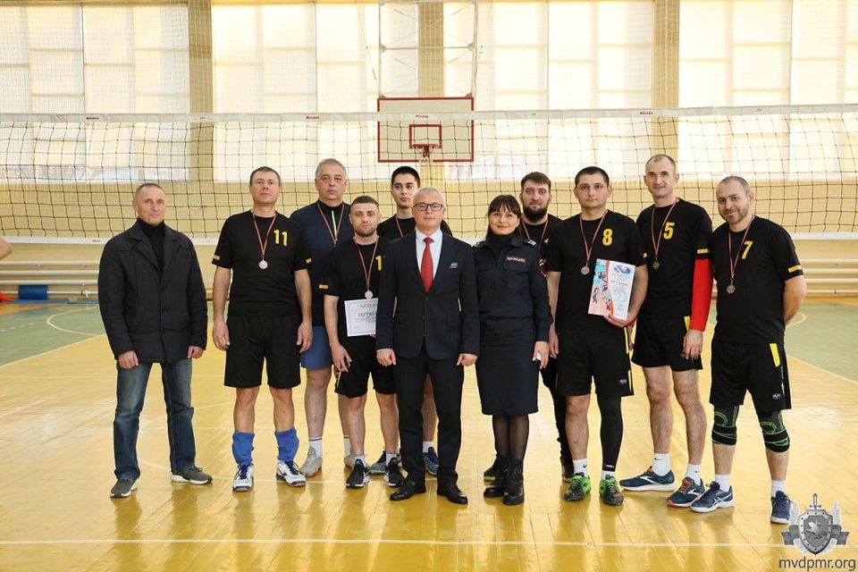 Битва за кубок МВД. В спорткомплексе ТЮИ царила настоящая боевая атмосфера – здесь прошёл Чемпионат МВД ПМР по волейболу, посвящённый Дню милиции Битва за кубок МВД. В спорткомплексе ТЮИ царила настоящая боевая атмосфера – здесь прошёл Чемпионат МВД ПМР по волейболу, посвящённый Дню милиции