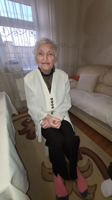 Сегодня педагоги 17-й школы навестили ветерана педагогического труда Брониславу Карбивскую, которая отметила 95-летие