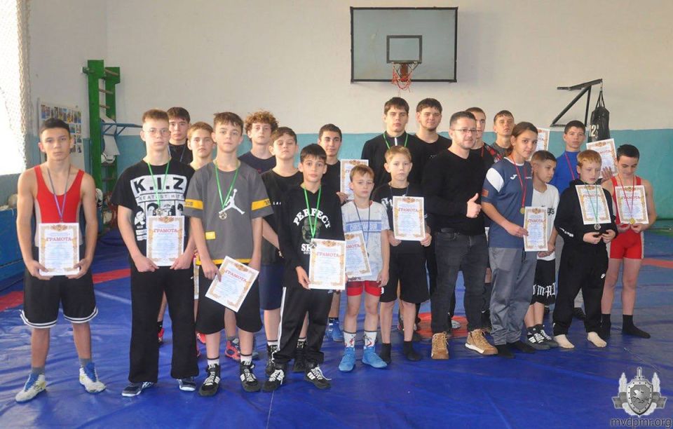 Поединки борцов в вольном стиле Поединки борцов в вольном стиле