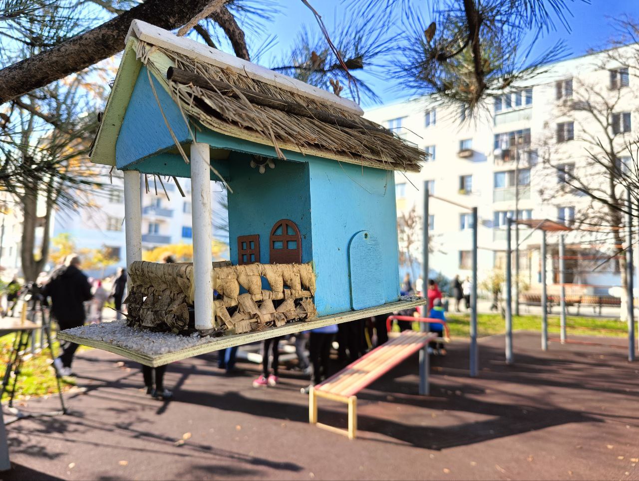 В Хомутяновском сквере сегодня появились 13 новых кормушек и скворечников Стальные, деревянные, расписанные в разных техниках и даже «кукольные», словно из дома Барби. Акция «Покормите птиц зимой» проходит в рамках Декады... В Хомутяновском сквере сегодня появились 13 новых кормушек и скворечников Стальные, деревянные, расписанные в разных техниках и даже «кукольные», словно из дома Барби. Акция «Покормите птиц зимой» проходит в рамках Декады...