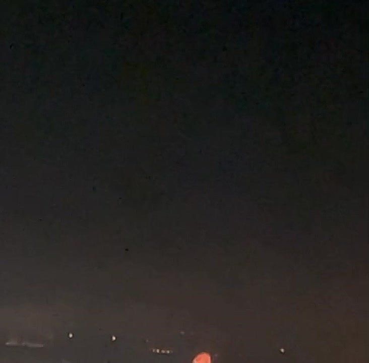 #Киев Киев сегодня ночью. Сбитый БПЛА падает на живые постройки