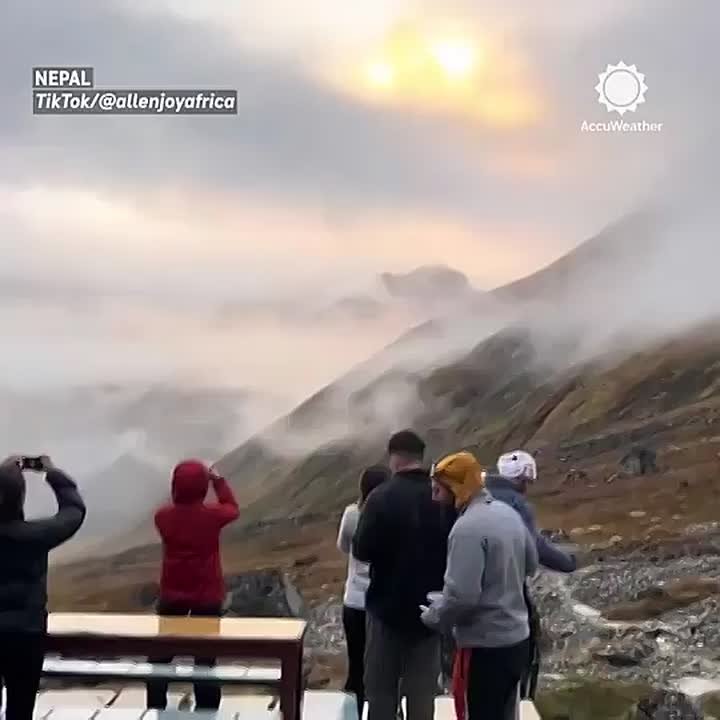 Пылающий пик Мачапучаре в Непале