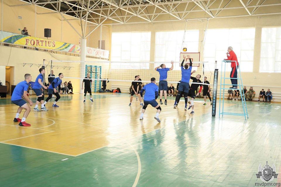 Битва за кубок МВД. В спорткомплексе ТЮИ царила настоящая боевая атмосфера – здесь прошёл Чемпионат МВД ПМР по волейболу, посвящённый Дню милиции Битва за кубок МВД. В спорткомплексе ТЮИ царила настоящая боевая атмосфера – здесь прошёл Чемпионат МВД ПМР по волейболу, посвящённый Дню милиции