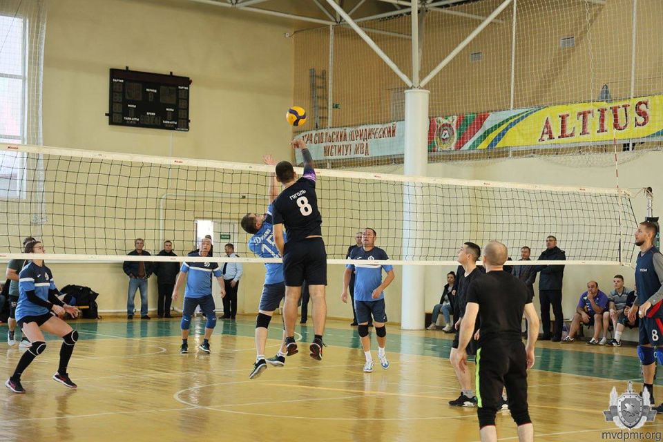 Битва за кубок МВД. В спорткомплексе ТЮИ царила настоящая боевая атмосфера – здесь прошёл Чемпионат МВД ПМР по волейболу, посвящённый Дню милиции Битва за кубок МВД. В спорткомплексе ТЮИ царила настоящая боевая атмосфера – здесь прошёл Чемпионат МВД ПМР по волейболу, посвящённый Дню милиции