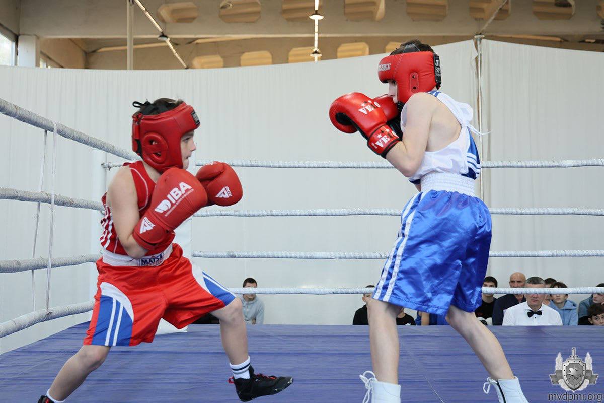 Ринг памяти. С 12 по 14 ноября в Тираспольской СДЮШОР борьбы и бокса проходил открытый турнир по боксу, посвящённый Дню милиции и памяти сотрудников ОВД, отдавших жизнь при исполнении служебного долга Ринг памяти. С 12 по 14 ноября в Тираспольской СДЮШОР борьбы и бокса проходил открытый турнир по боксу, посвящённый Дню милиции и памяти сотрудников ОВД, отдавших жизнь при исполнении служебного долга