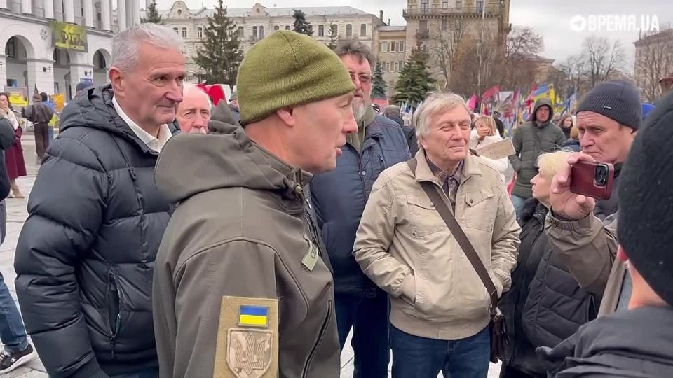На митинге в Киеве один из протестующих потребовал объявить Зеленскому «народный импичмент» и передать власть временному правительству