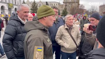 На митинге в Киеве один из протестующих потребовал объявить Зеленскому «народный импичмент» и передать власть временному правительству