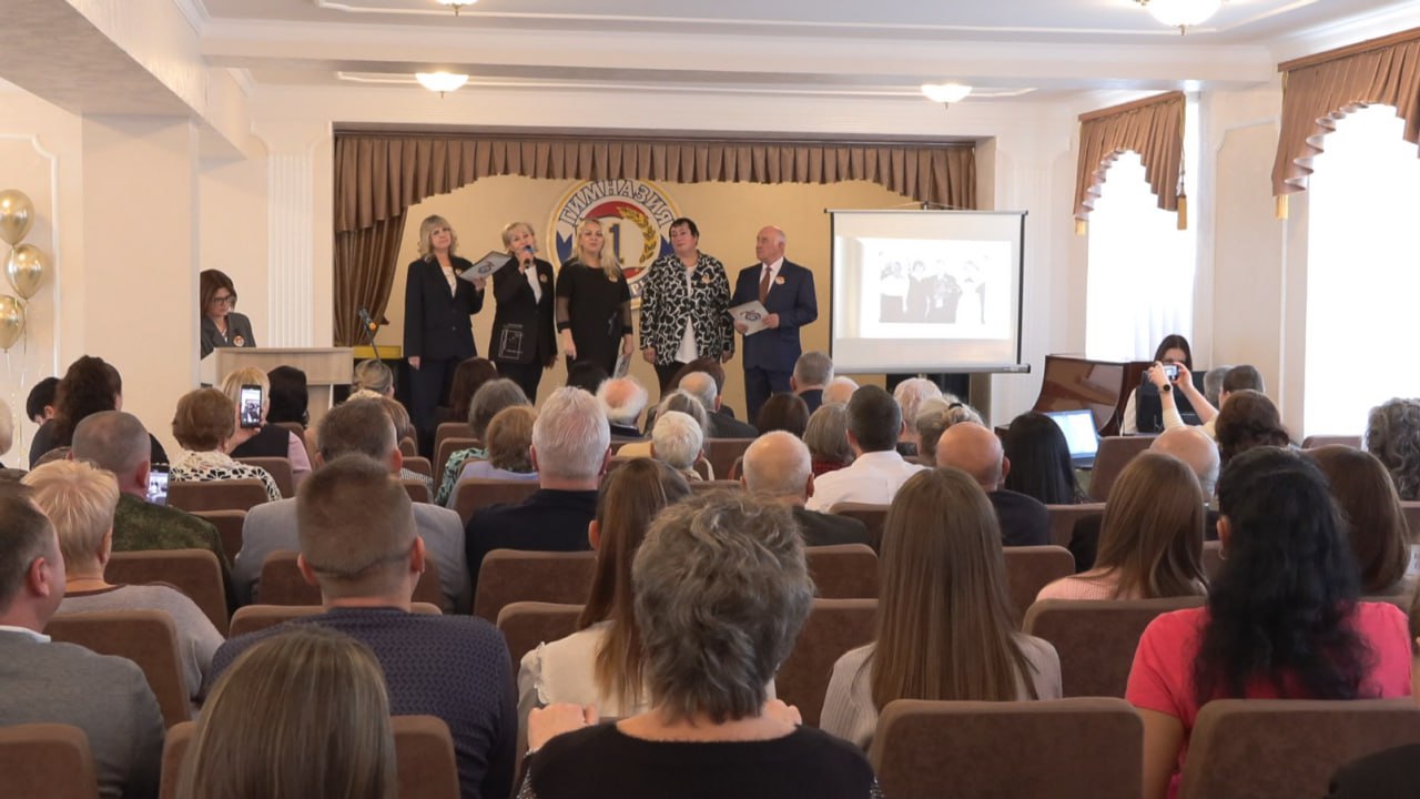 В честь 75-летия Бендерской гимназии № 1 прошёл большой праздник и награждение педагогов В честь 75-летия Бендерской гимназии № 1 прошёл большой праздник и награждение педагогов