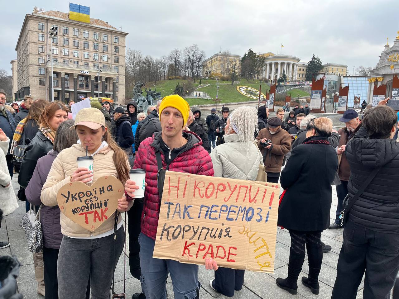 На митинге в Киеве один из протестующих потребовал объявить Зеленскому «народный импичмент» и передать власть временному правительству На митинге в Киеве один из протестующих потребовал объявить Зеленскому «народный импичмент» и передать власть временному правительству