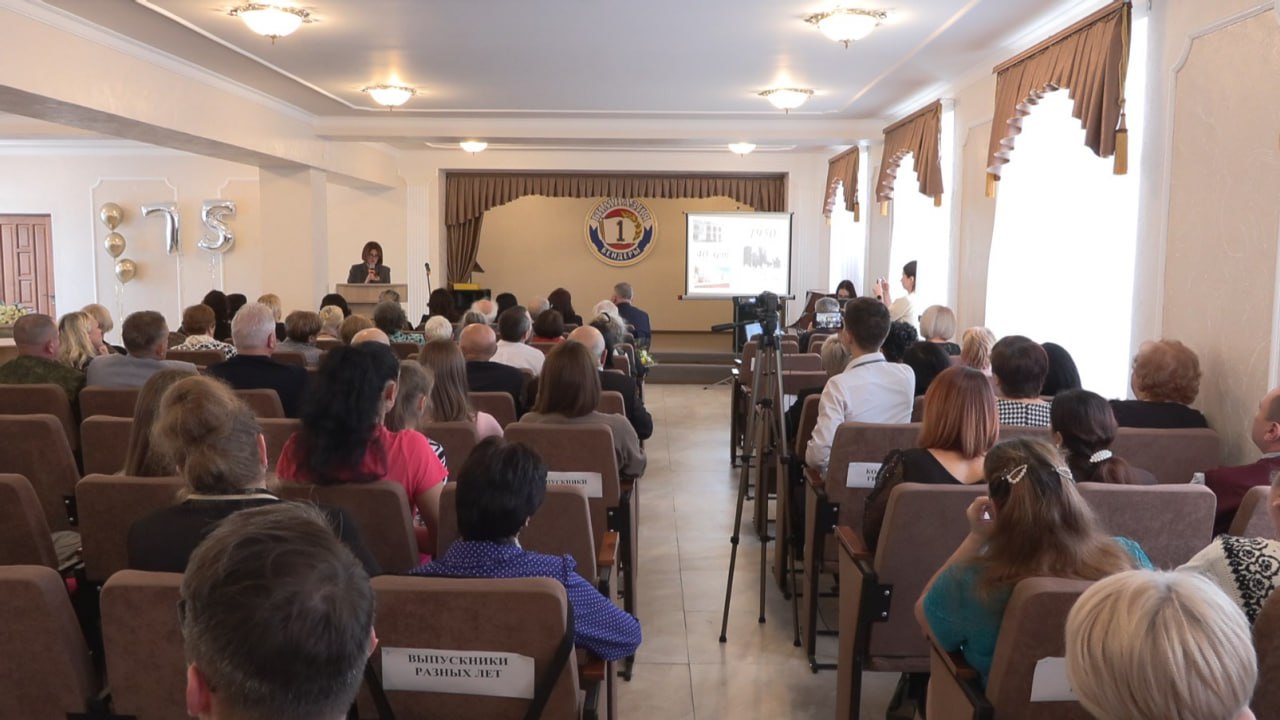 В честь 75-летия Бендерской гимназии № 1 прошёл большой праздник и награждение педагогов