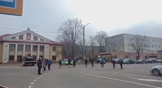 В Каменке водители сигналят, слышна милицейская сирена, жители города собрались в центре в День памяти жертв ДТП