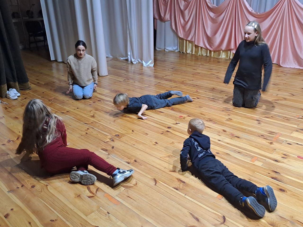 Театр "Алмазный блеск". В Доме Народных Традиций и Ремесел прошел тренинг по актёрскому мастерству и сценической речи Театр "Алмазный блеск". В Доме Народных Традиций и Ремесел прошел тренинг по актёрскому мастерству и сценической речи